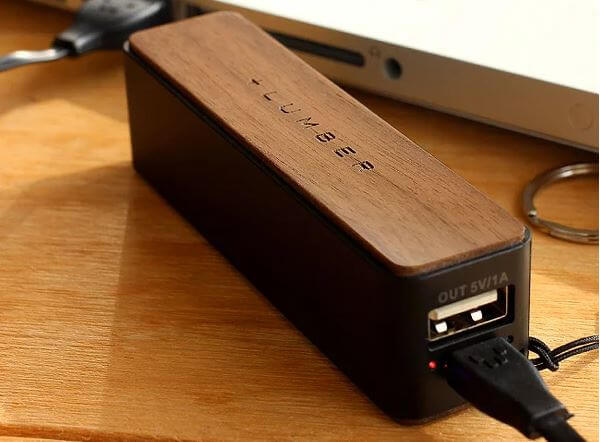 スリムタイプの木製モバイルバッテリー「POWERBANK 2600」