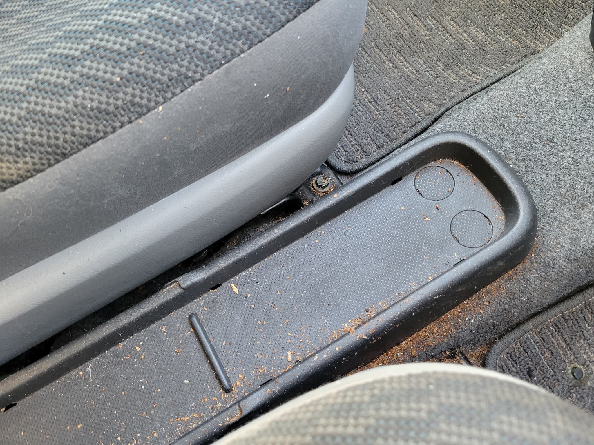 ハンディクリーナーで車の掃除