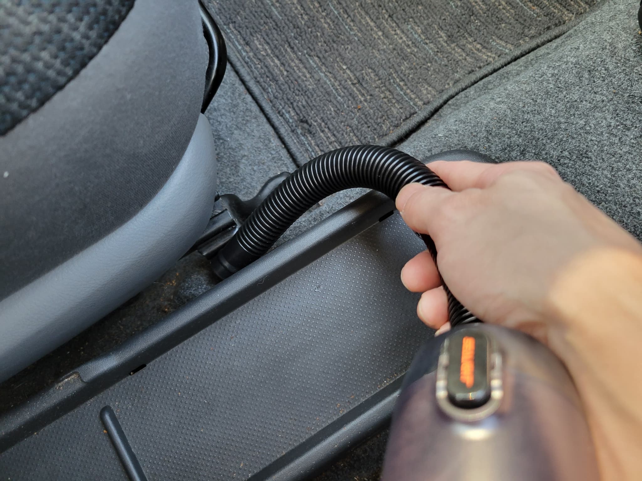 ハンディクリーナーで車の掃除