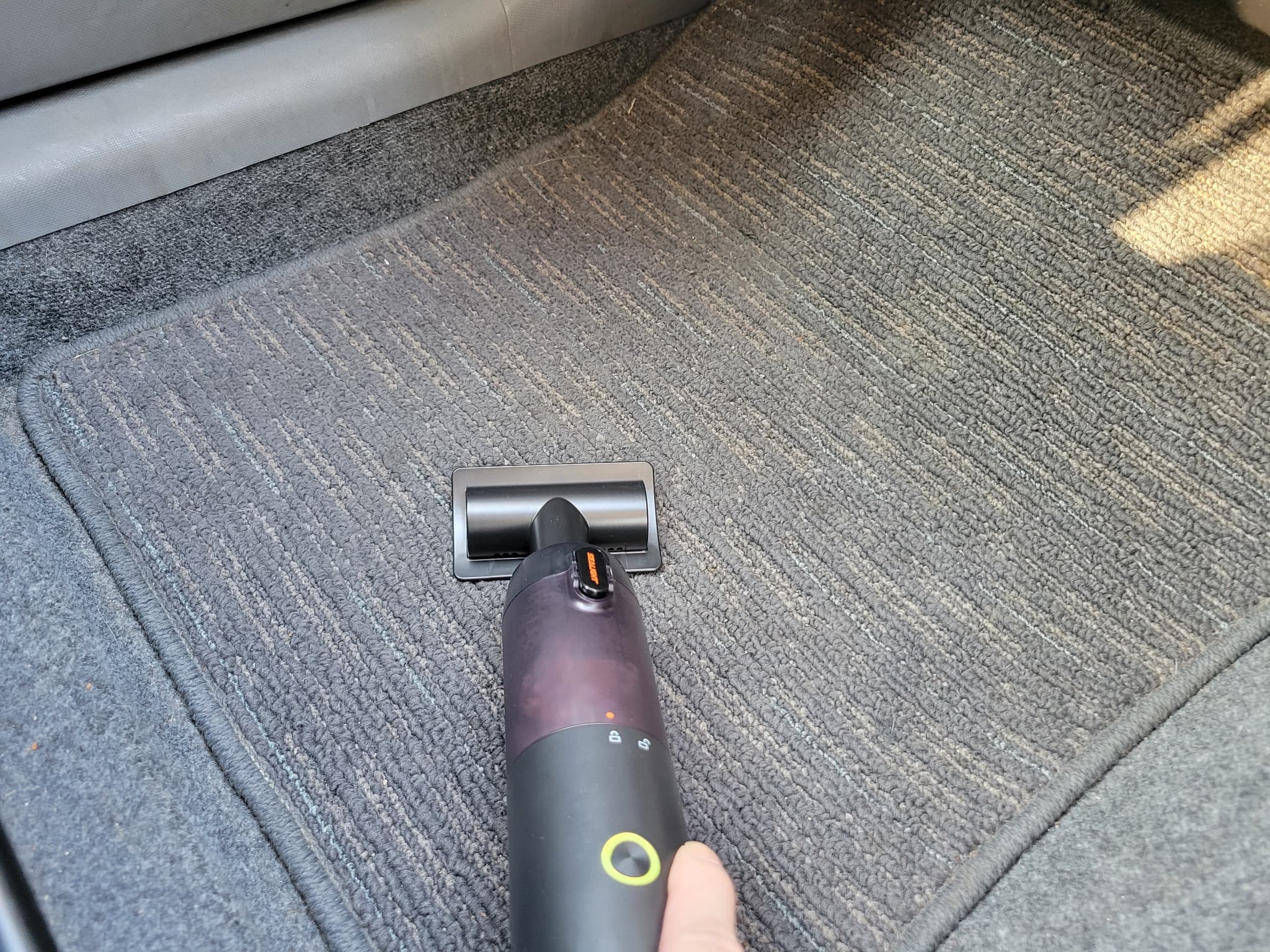 ハンディクリーナーで車の掃除