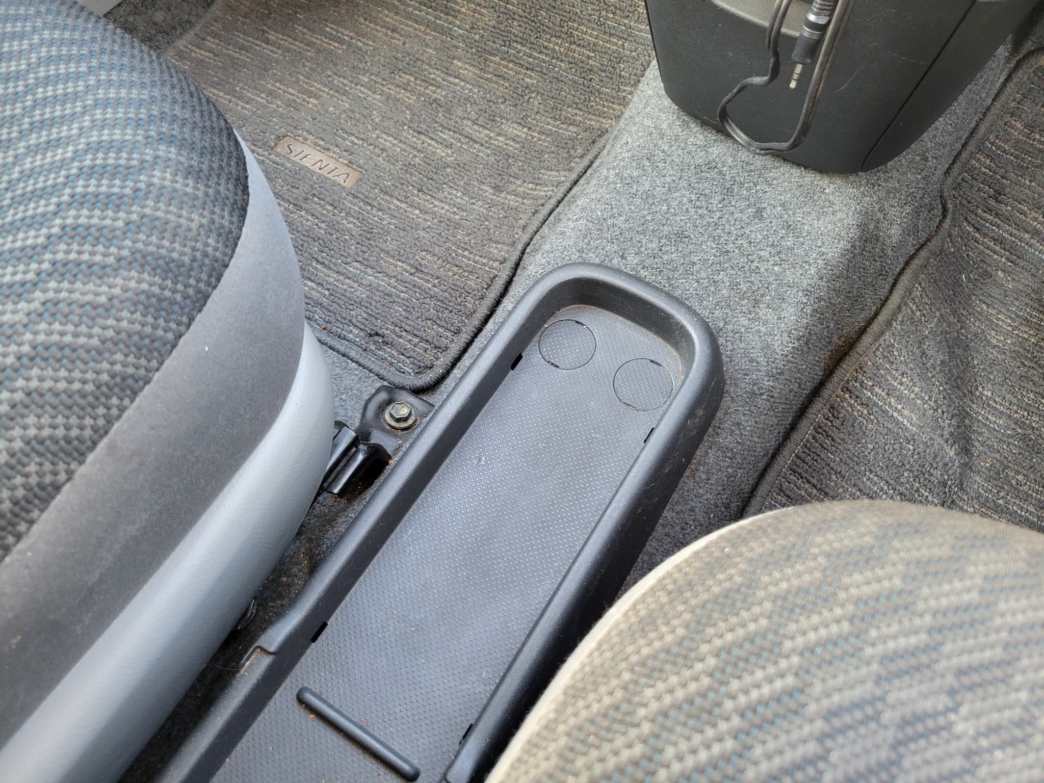 ハンディクリーナーで車の掃除