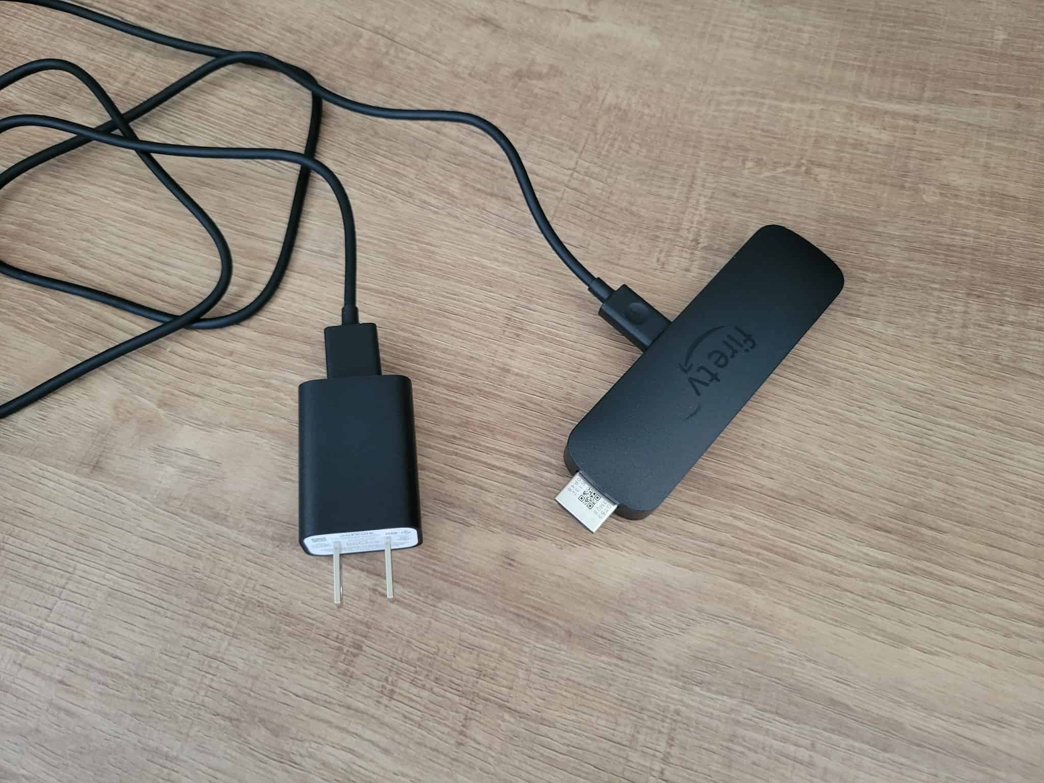 Fire TV Stick 4K Selectに電源ケーブルを接続した状態