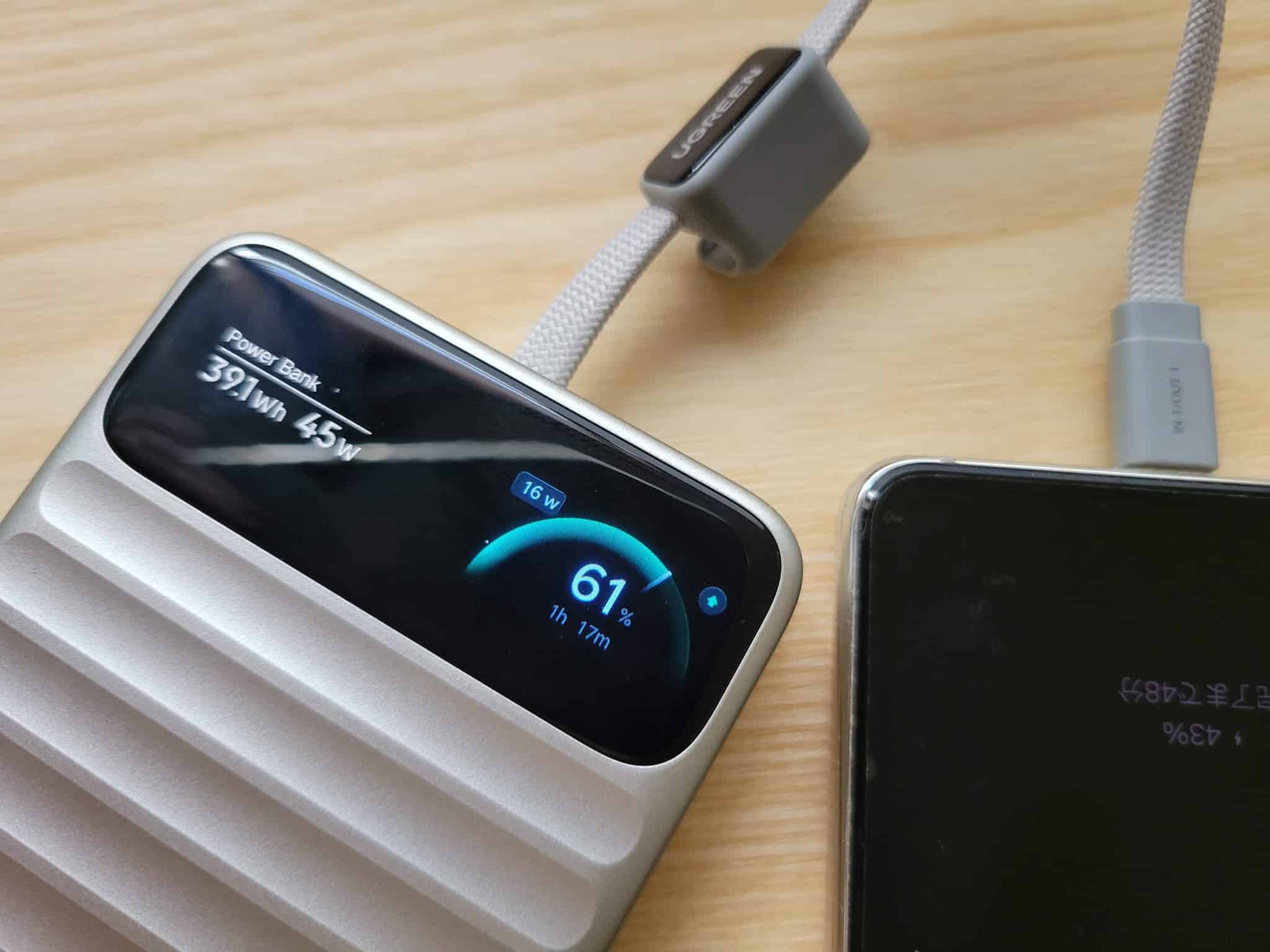 スマホ充電中のUGREEN Nexode Wavyの出力表示
