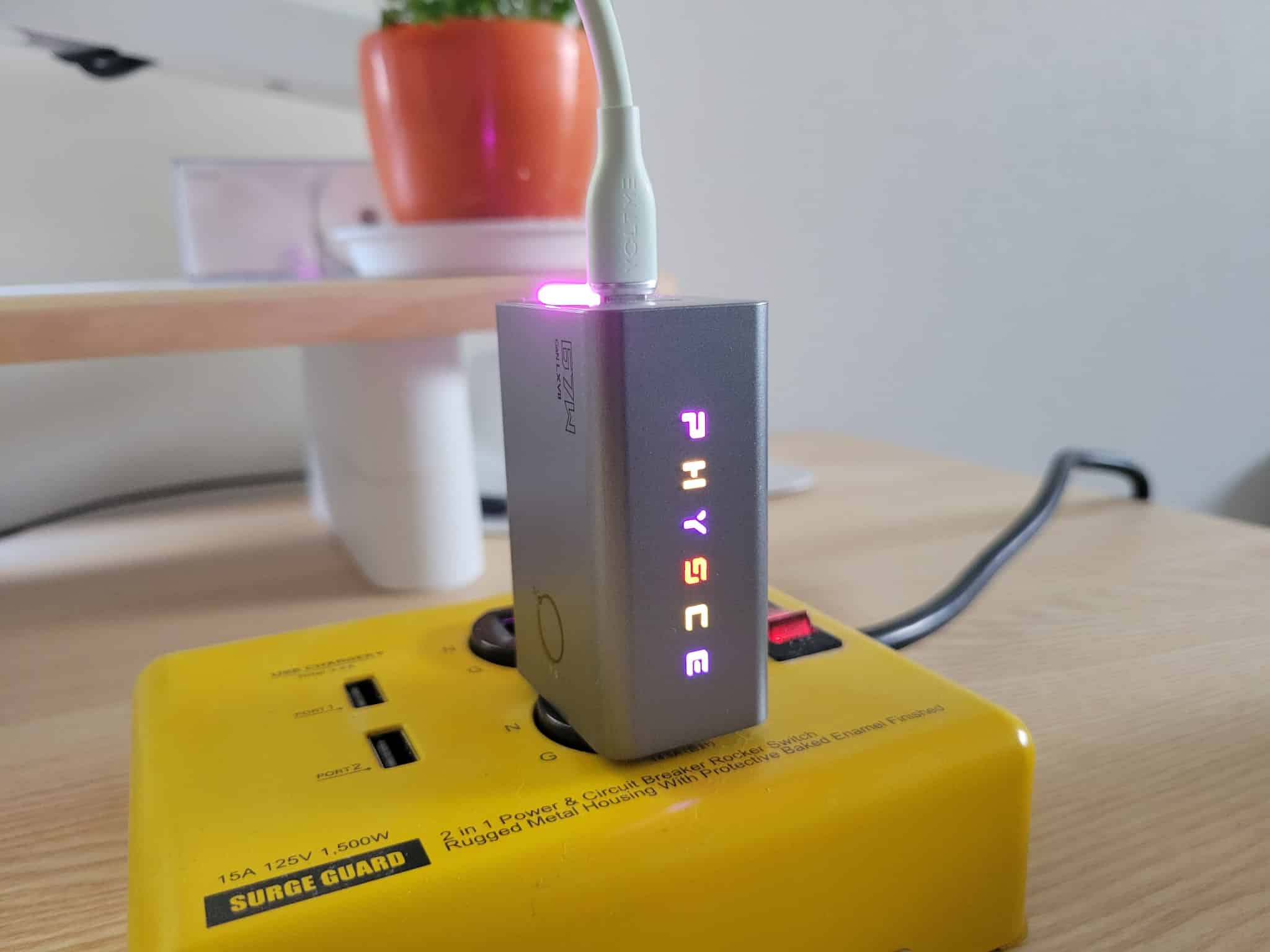 PHYSCE 67W 急速充電器のRGBライト