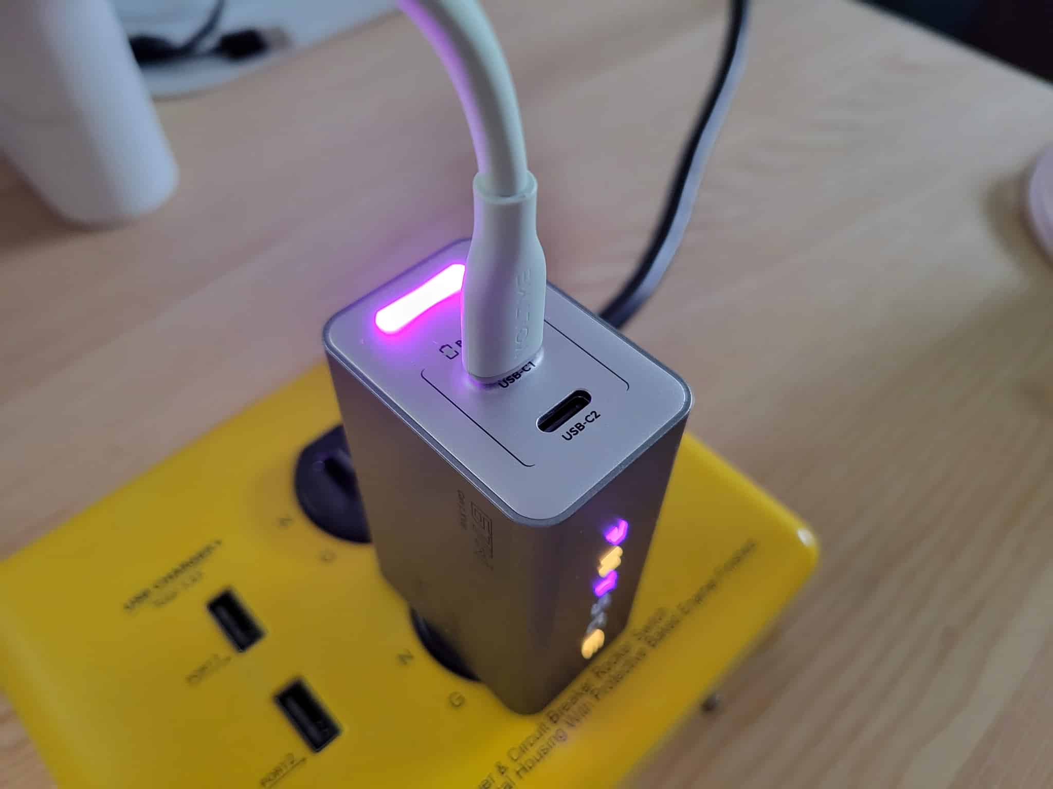 PHYSCE 67W 急速充電器のRGBライト