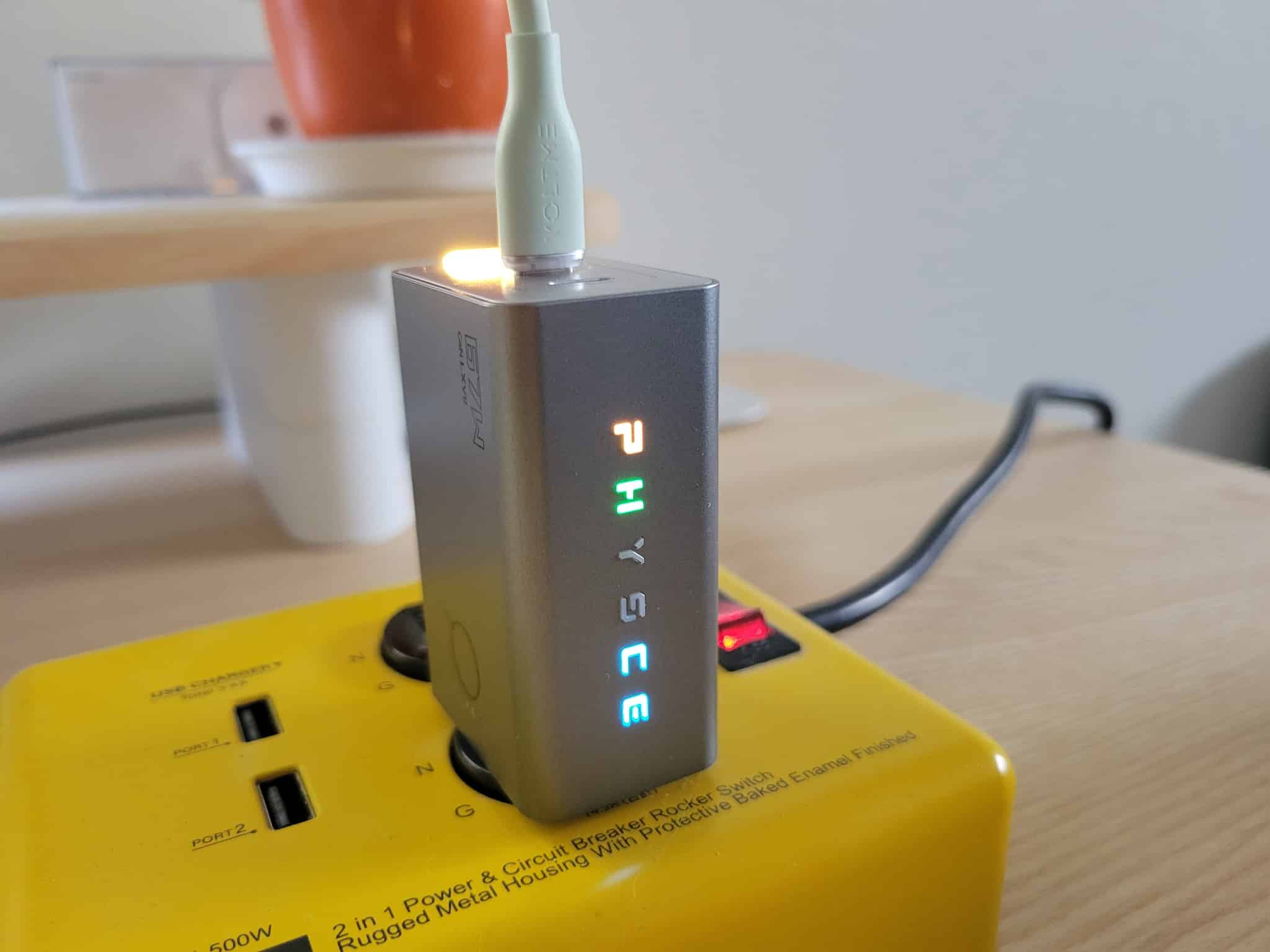 PHYSCE 67W 急速充電器のRGBライト