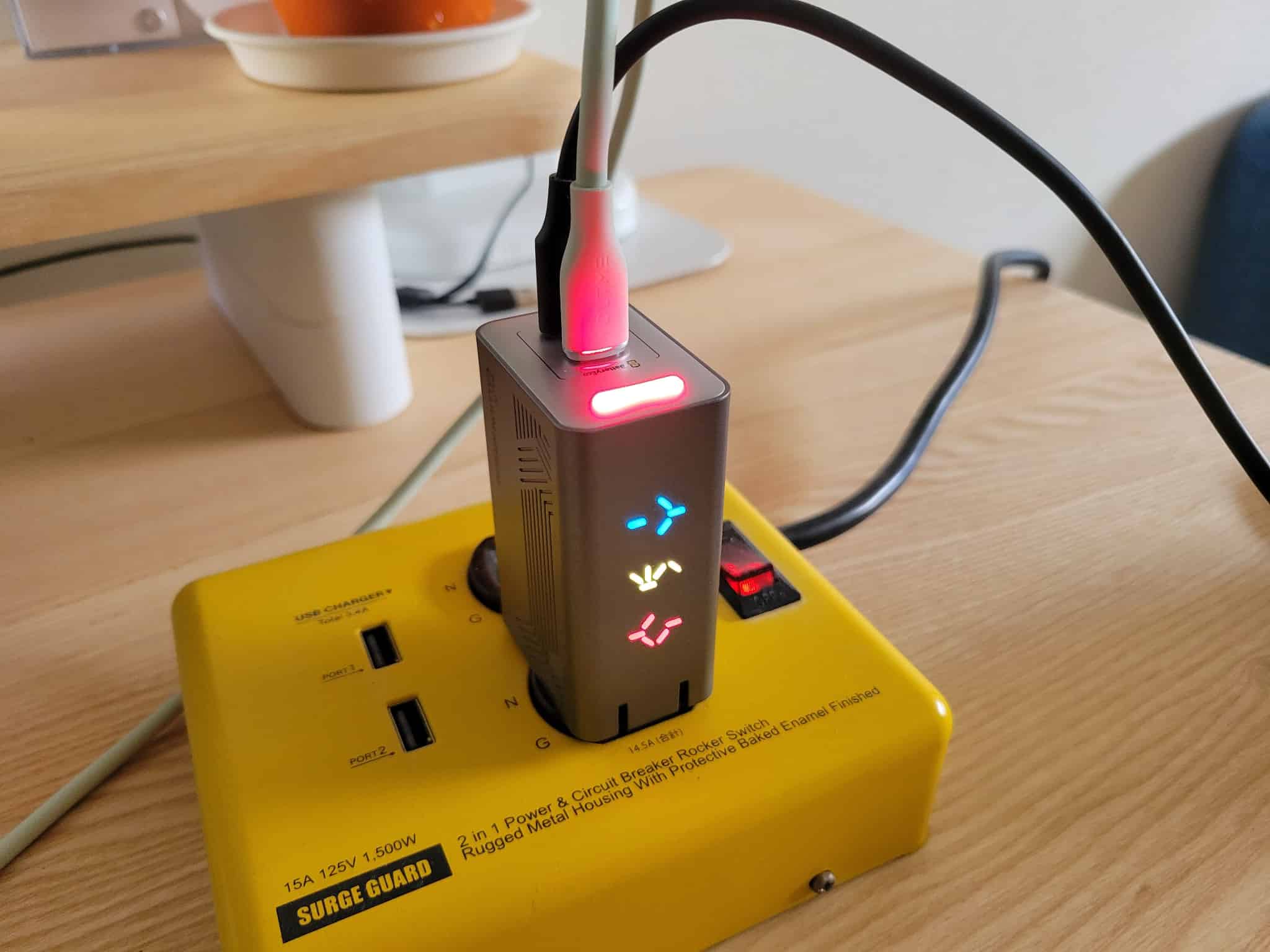 PHYSCE 67W 急速充電器のRGBライト