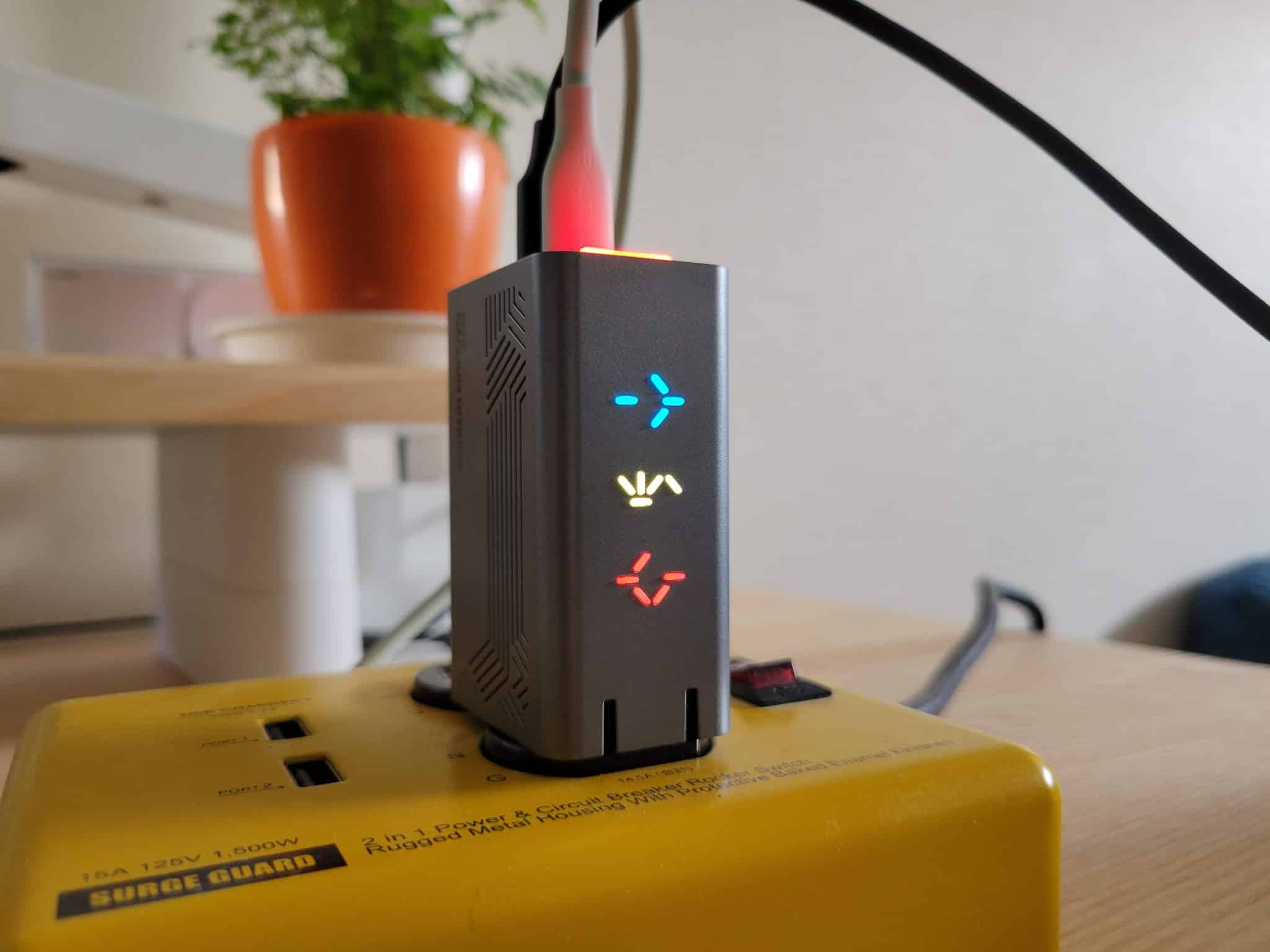 PHYSCE 67W 急速充電器のRGBライト