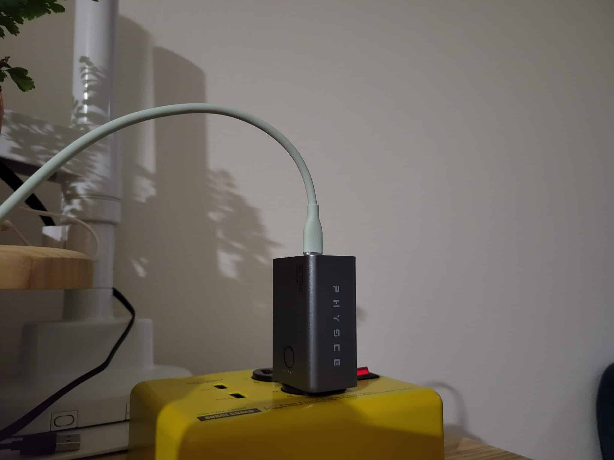 PHYSCE 67W 急速充電器の消灯時