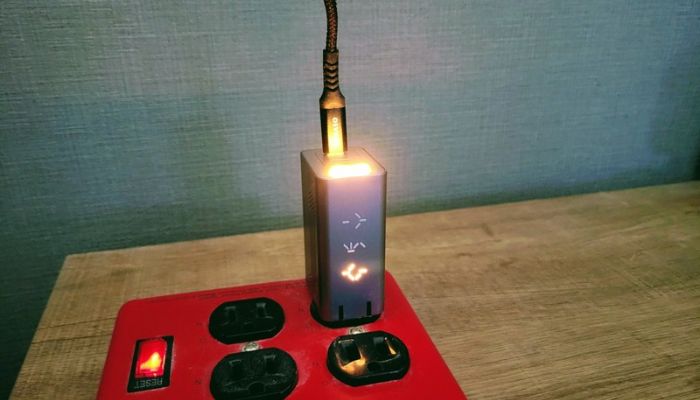 PHYSCE 67W 急速充電器のRGBライト